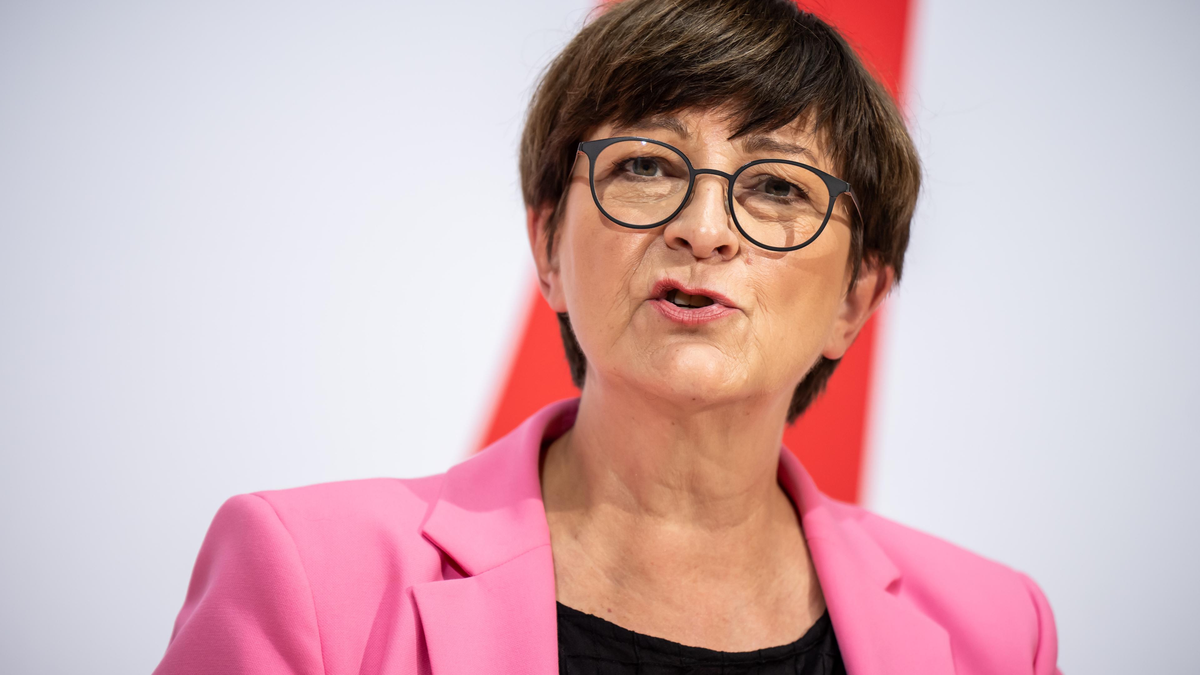 Saskia Esken, SPD-Parteichefin, nimmt an einer Pressekonferenz nach den Gremiensitzungen der SPD Bundesspitze teil. 