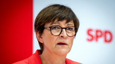 Saskia Esken, SPD-Parteivorsitzende, spricht nach der Sitzung von Präsidium und Parteivorstand während der anschliessenden Pressekonferenz im Willy-Brandt-Haus. 