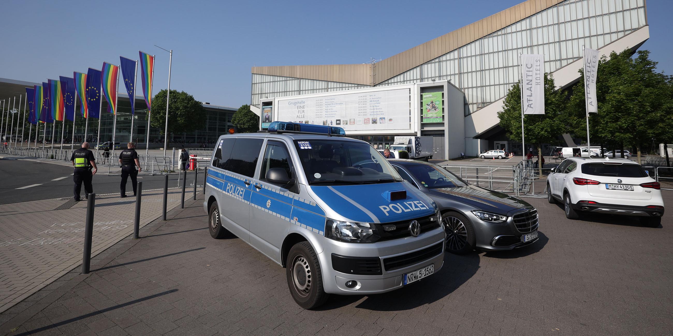 Polizeifahrzeug vor der Grugahalle