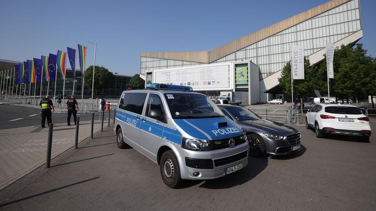 Polizeifahrzeug vor der Grugahalle