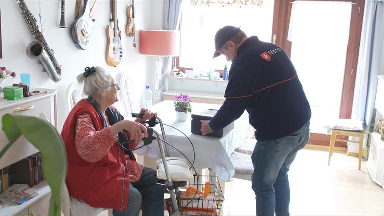 Dame wird mit warem Essen beliefert