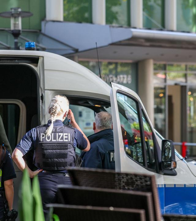Nordrhein-Westfalen, Essen: Polizeibeamte stehen am Donnerstagmittag in unmittelbarer Nähe zum Tatort an einem Ärztehaus.
