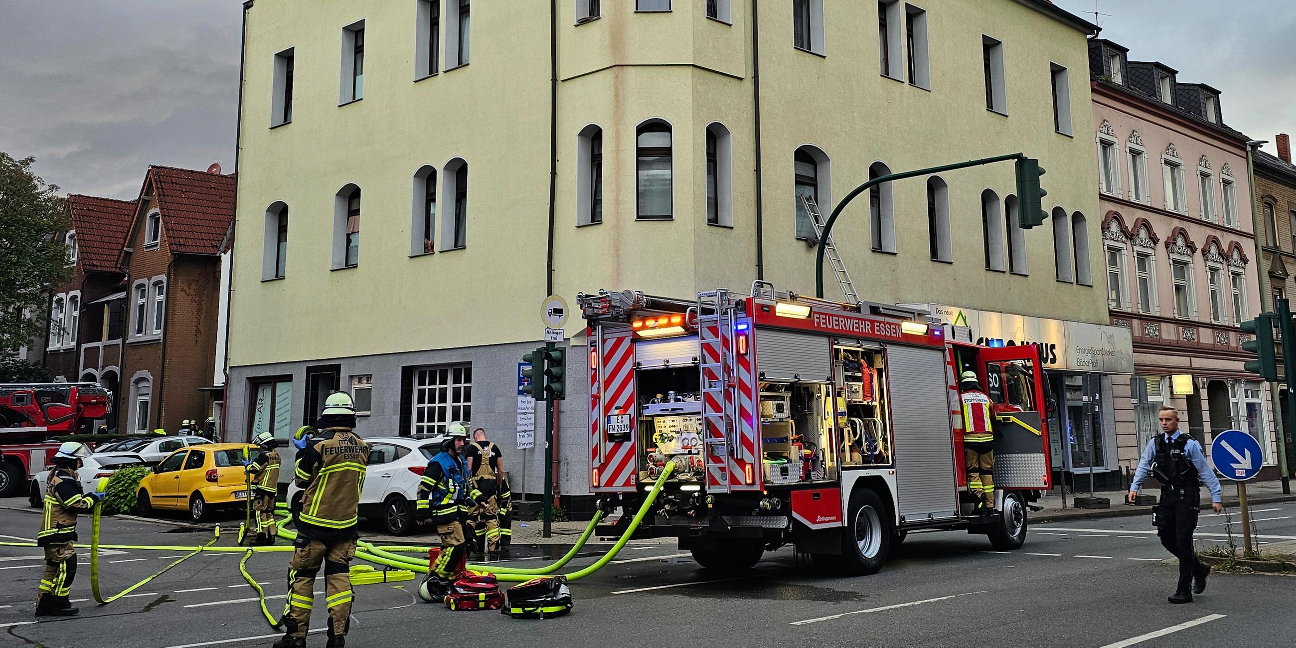 Rettungskräfte vor ausgebrannten Gebäuden in Essen. Mehrere Menschen wurden verletzt.