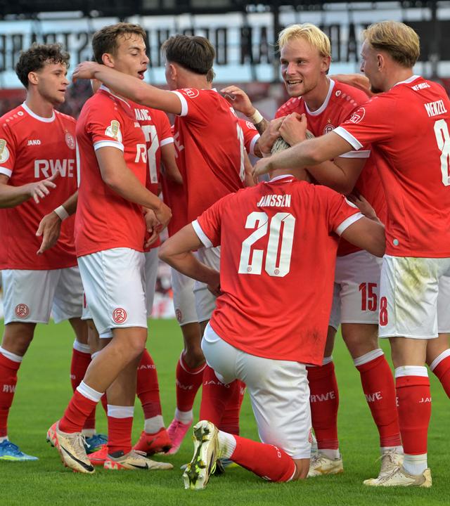 Marek Janssen (Rot-Weiss Essen) feiert mit seinen Mitspielern seinen Treffer gegen den FC St. Pauli.