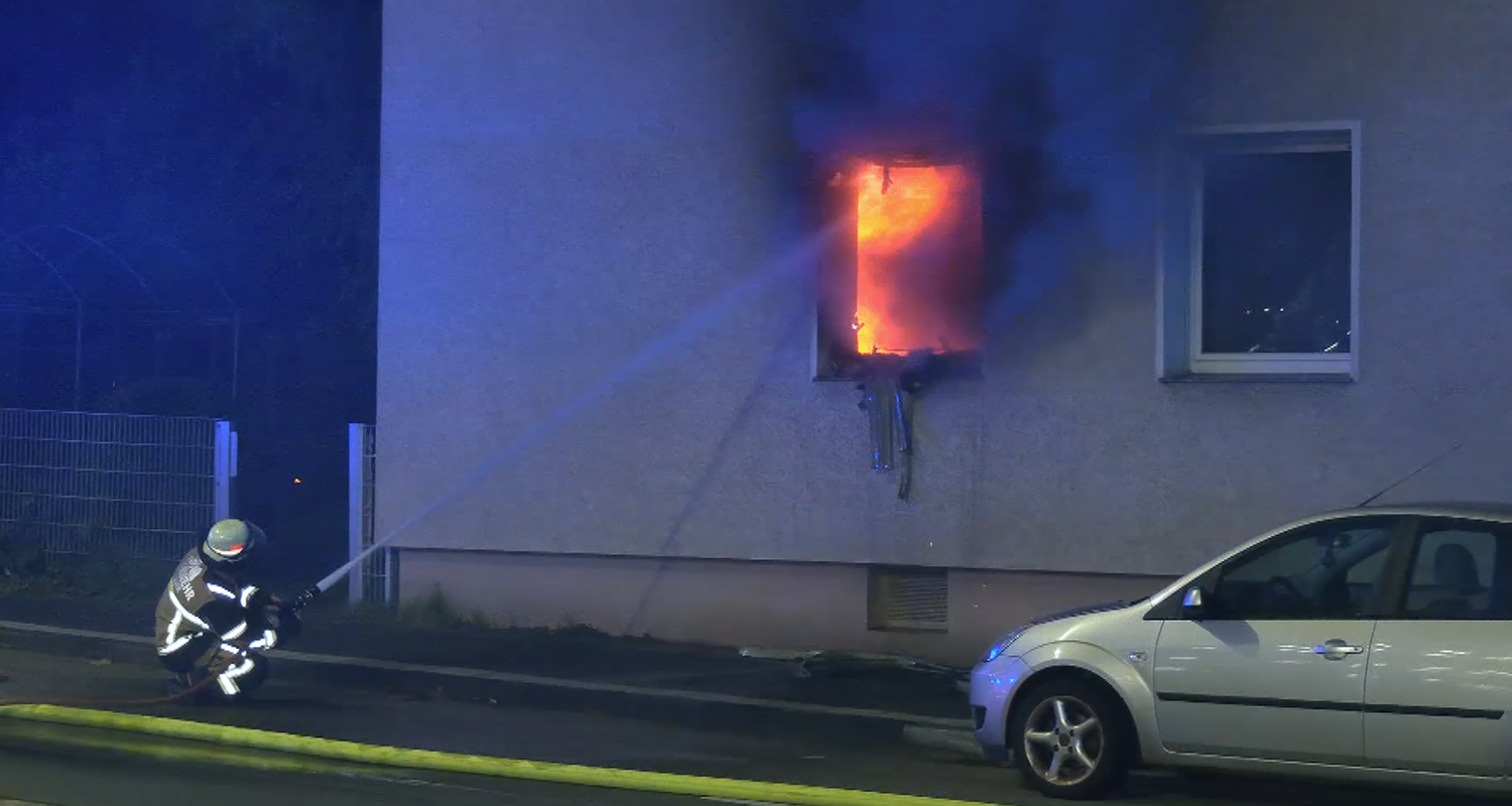 Feuerwehrmann löscht Feuer in Wohnhaus