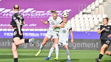 Janina Minge (VfL Wolfsburg) köpft das 0:1.
