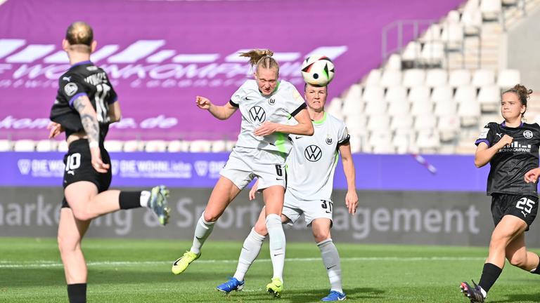 Janina Minge (VfL Wolfsburg) köpft das 0:1.