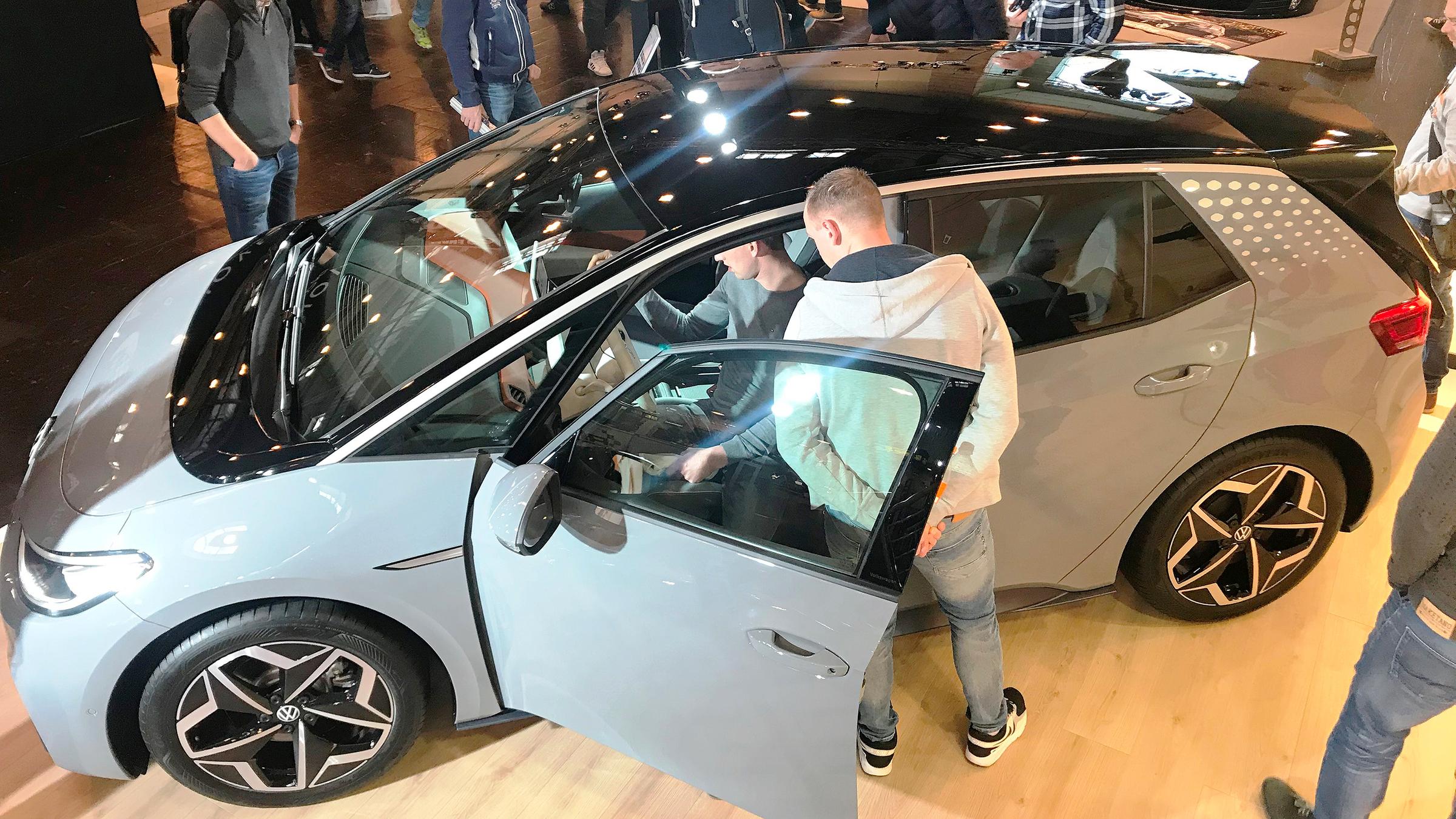 Der ID3 von Volkswagen. Das erste in Großserie gebaute deutsche Elektroauto kommt im nächsten Jahr zu den Händlern. Das Interesse ist auch auf der Tuning Messe groß.