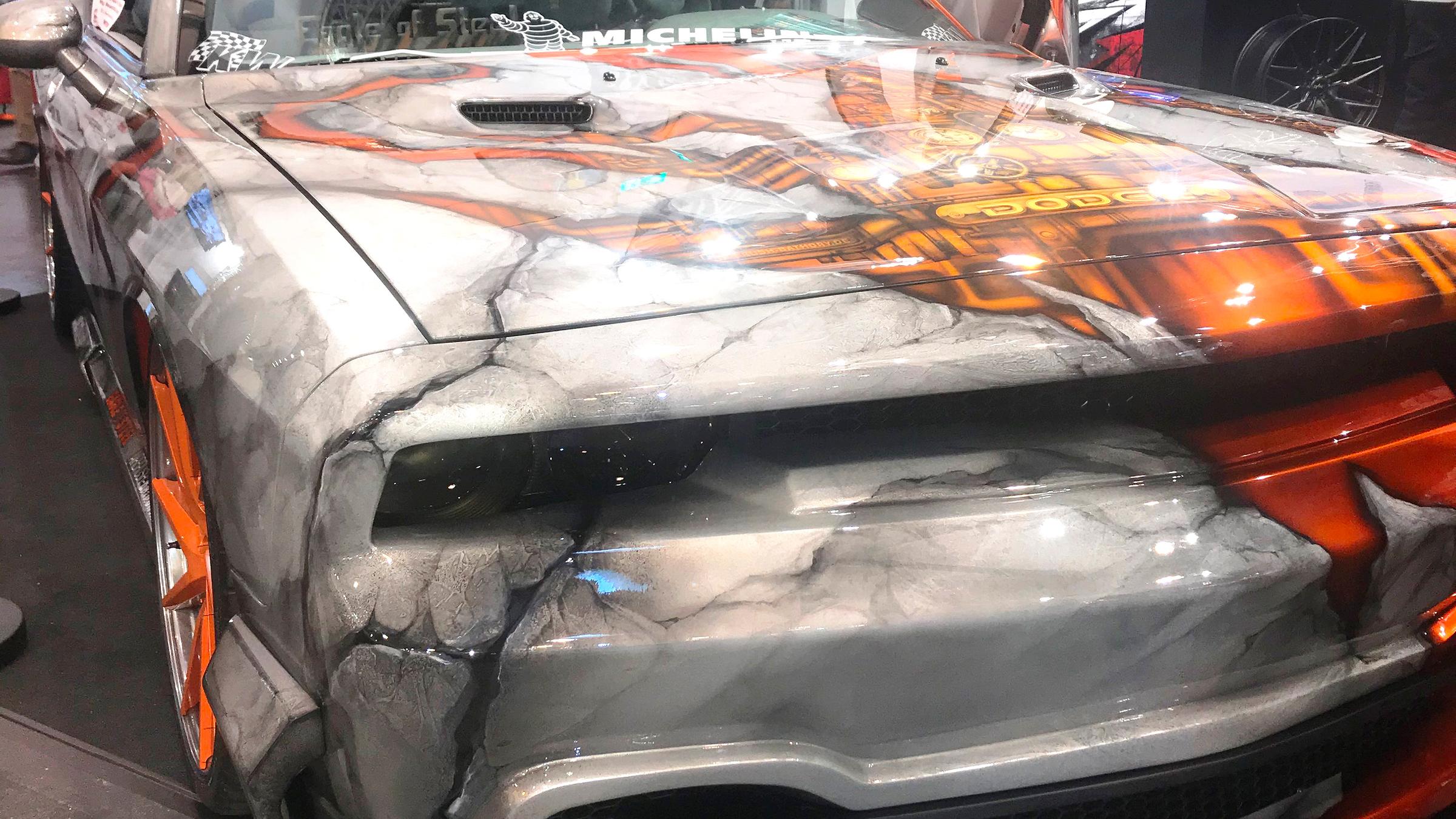Auch bei Folierungen oder Lackierungen zeigte die 52. Essen Motor Show wohin die Reise geht: Mal auf einem Dodge Challenger ...