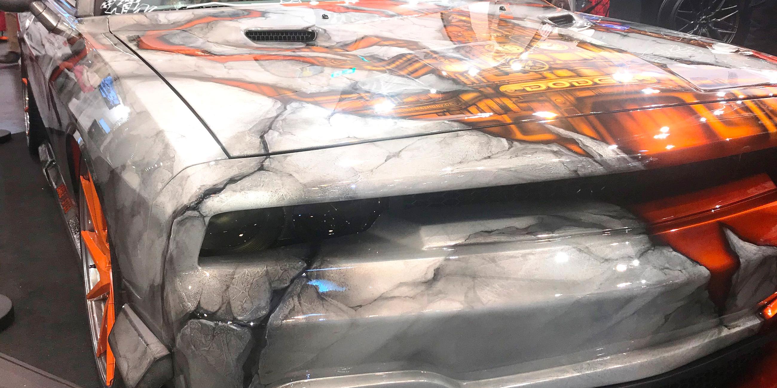 Auch bei Folierungen oder Lackierungen zeigte die 52. Essen Motor Show wohin die Reise geht: Mal auf einem Dodge Challenger ...