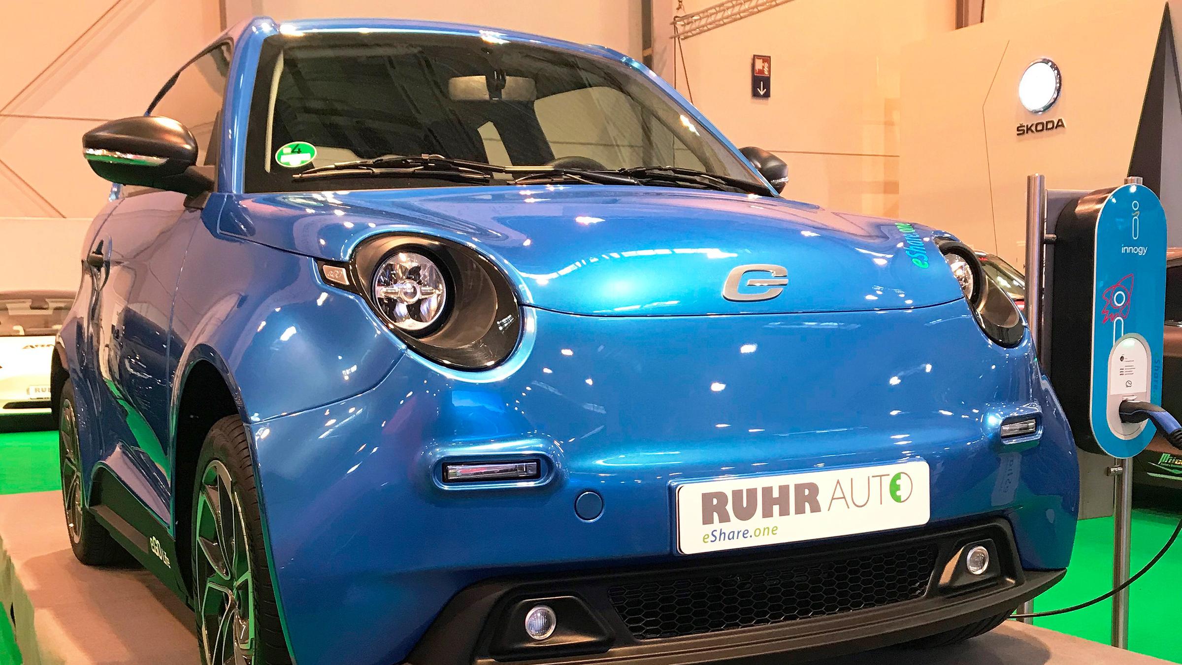 Der e.GO Life aus Aachen. Eins der ersten ausgelieferten Kunden-Modelle auf der EMS. Der kleine Elektroflitzer kann keine Lackkratzer bekommen. Seine Außenhaut ist aus komplett durchgefärbtem Kunststoff. Er ist als Kurzstreckenauto für den Berufsalltag konzipiert und geht gerade in den Verkauf.