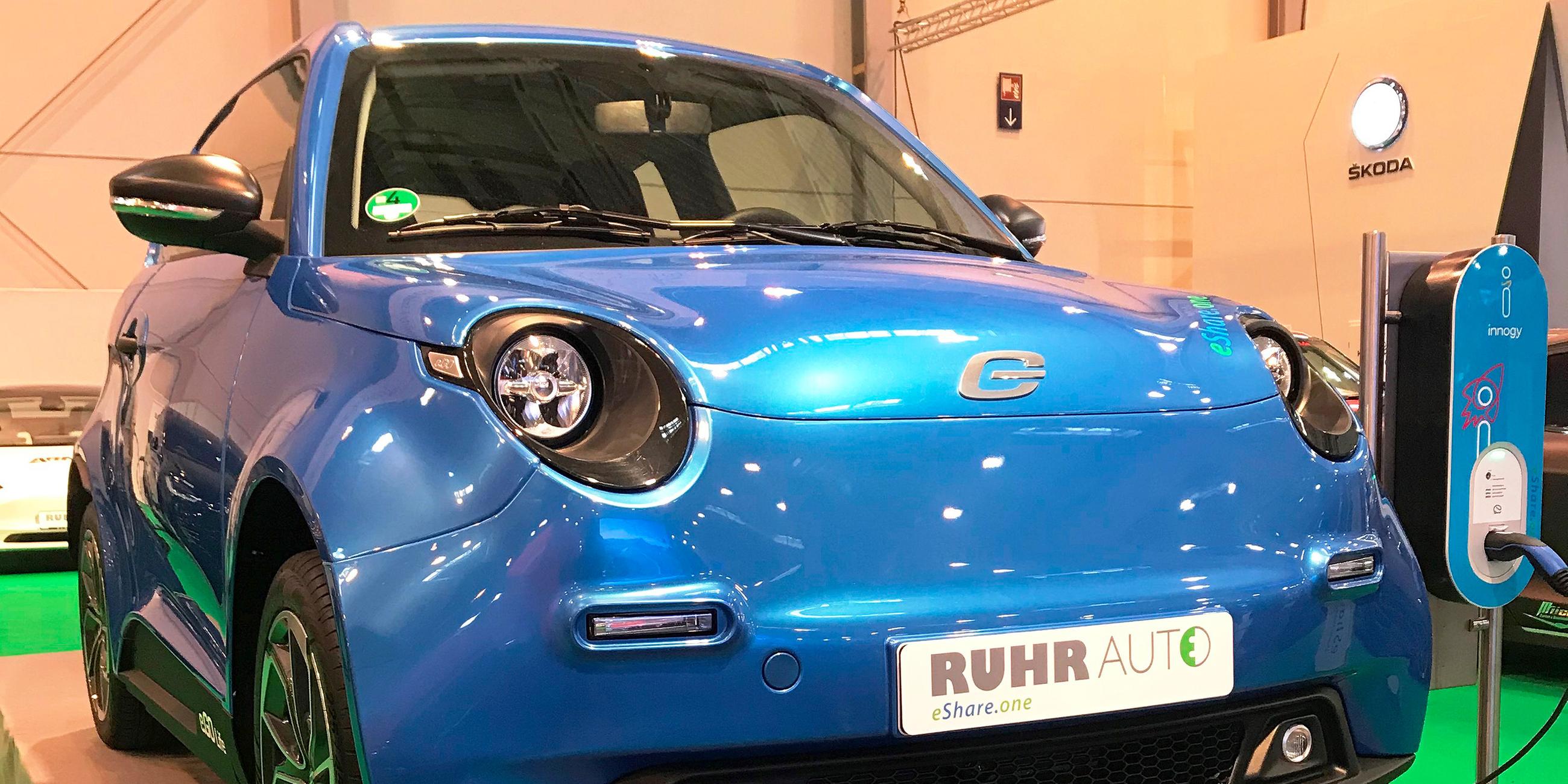 Der e.GO Life aus Aachen. Eins der ersten ausgelieferten Kunden-Modelle auf der EMS. Der kleine Elektroflitzer kann keine Lackkratzer bekommen. Seine Außenhaut ist aus komplett durchgefärbtem Kunststoff. Er ist als Kurzstreckenauto für den Berufsalltag konzipiert und geht gerade in den Verkauf.