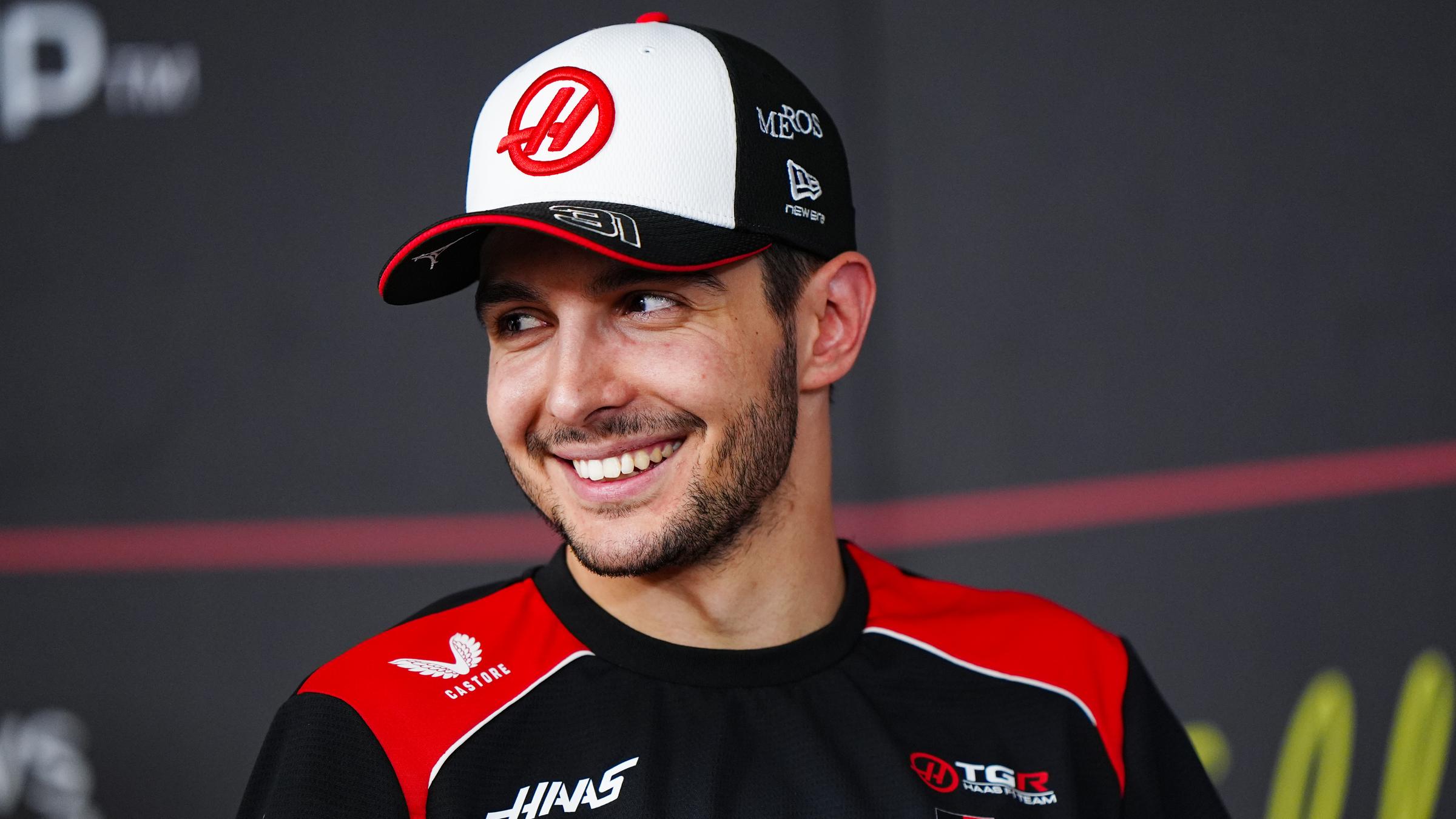 Esteban Ocon lachend bei der Pressekonferenz zur Vorbereitung 2026 in Bahrain 