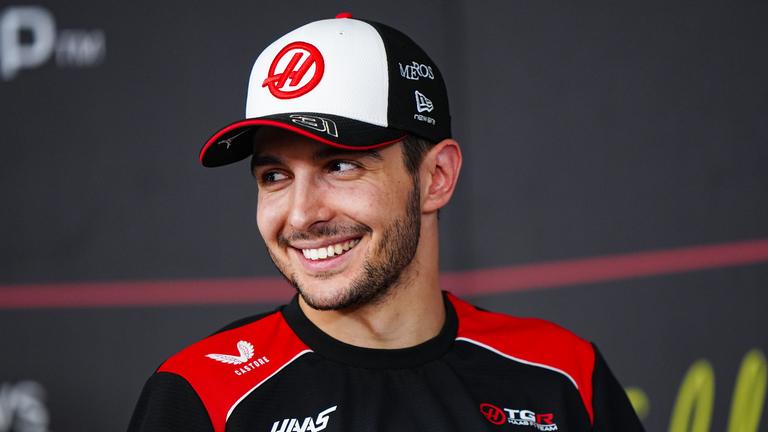 Esteban Ocon lachend bei der Pressekonferenz zur Vorbereitung 2026 in Bahrain 