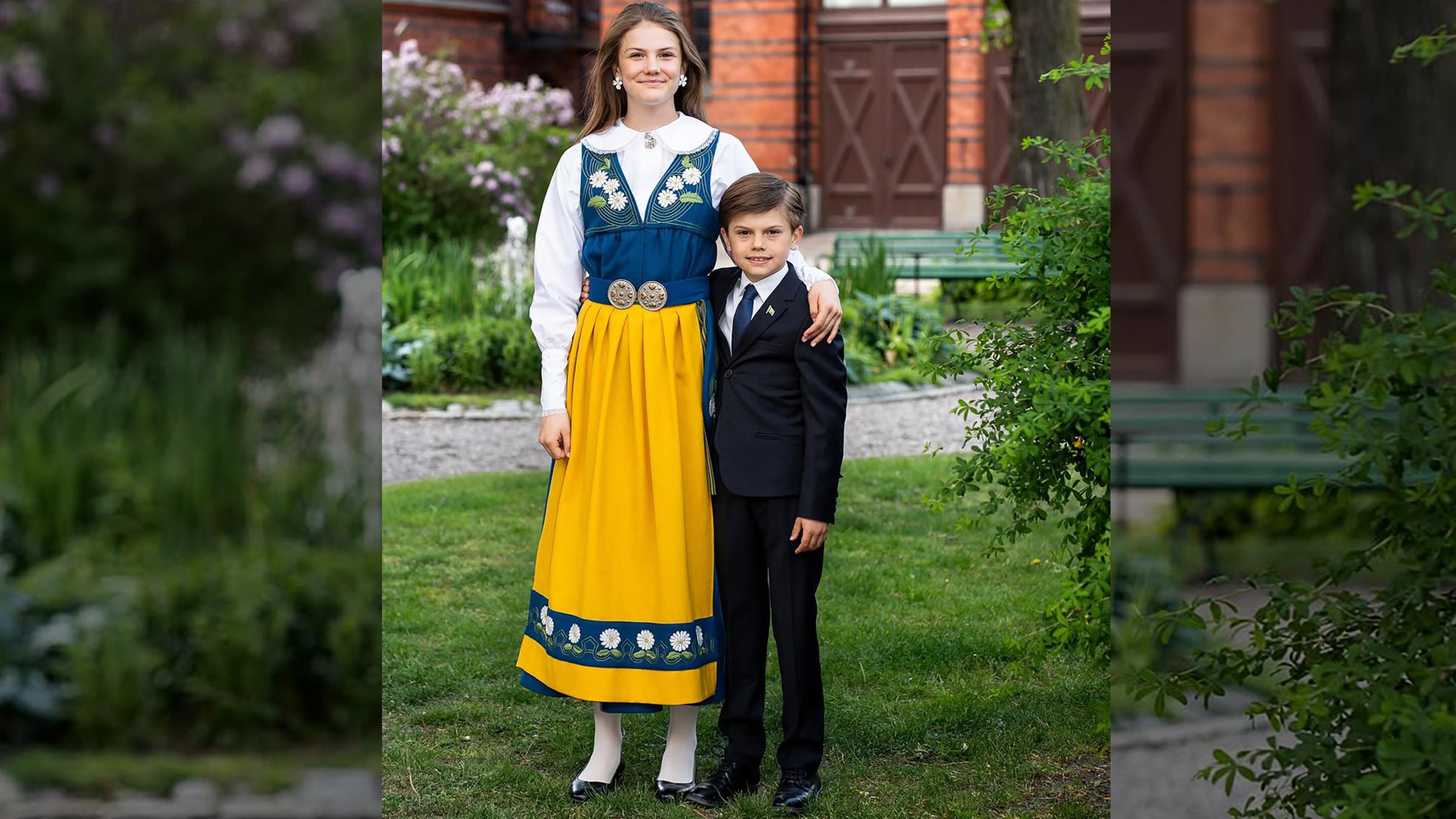 Bevor das offizielle Programm beginnt, gibt es diesen Foto-Gruß aus dem schwedischen Königshaus: Estelle in Tracht und Bruder Oscar im Anzug wünschen viel Freude beim Feiern. (06.06.2025) 