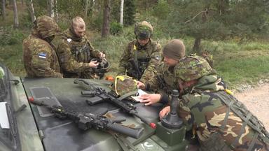 Militärs in Uniform bei einer Übung
