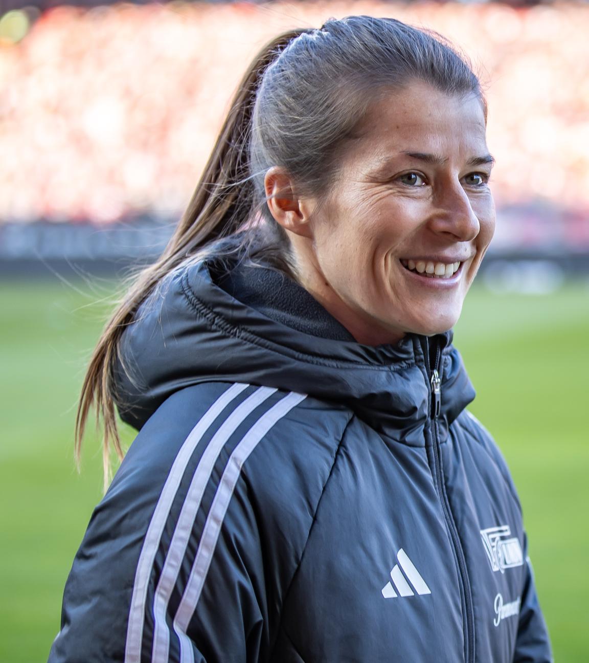Fußball: Bundesliga, 1. FC Union Berlin - Darmstadt 98, 19. Spieltag, An der Alten Försterei. Union Berlins Co-Trainerin Marie-Louise Eta lächelt.
