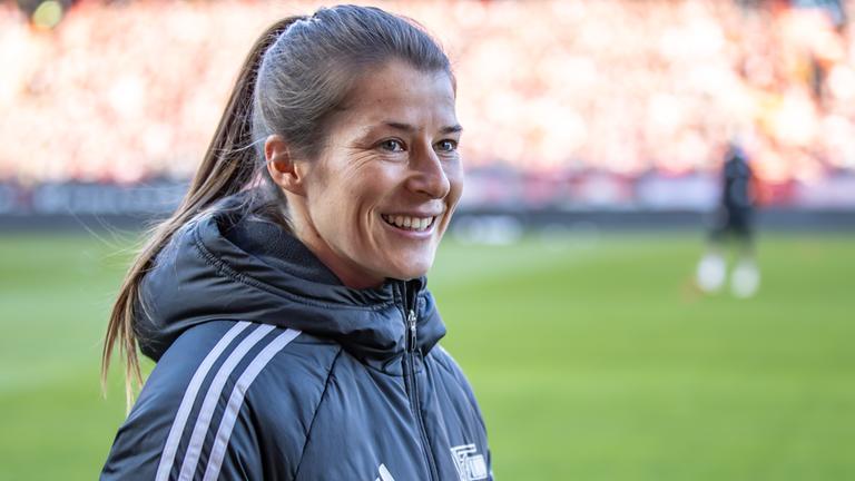 Fußball: Bundesliga, 1. FC Union Berlin - Darmstadt 98, 19. Spieltag, An der Alten Försterei. Union Berlins Co-Trainerin Marie-Louise Eta lächelt.