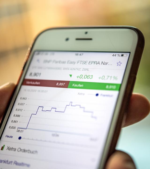 Um Aktien kaufen zu können, brauchen Verbraucher ein Depot bei einer Bank oder einem Broker. Dann kann der Handel auch über das Smartphone abgewickelt werden.