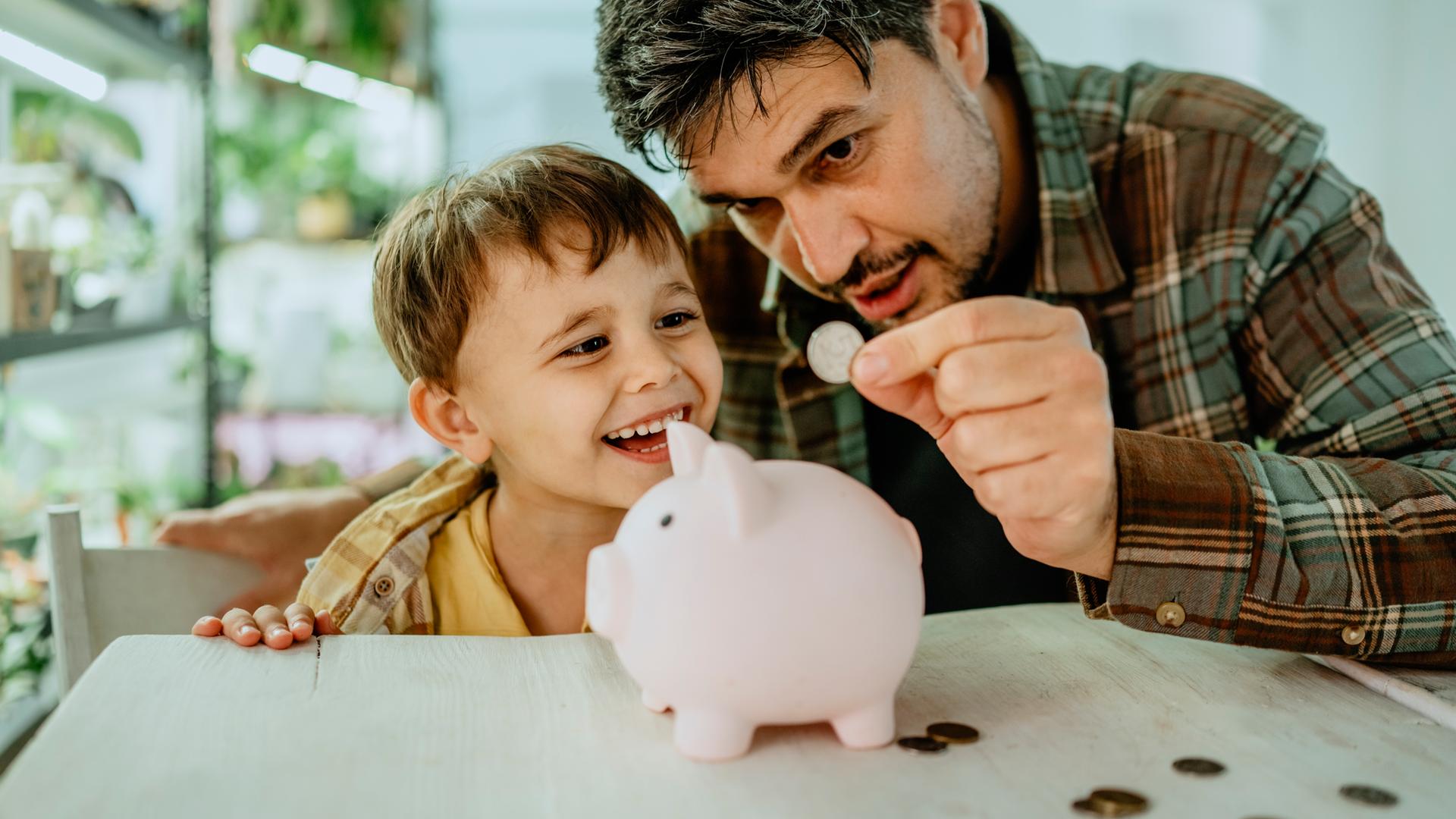 Vater lehrt Sohn, zu Hause Geld zu sparen.