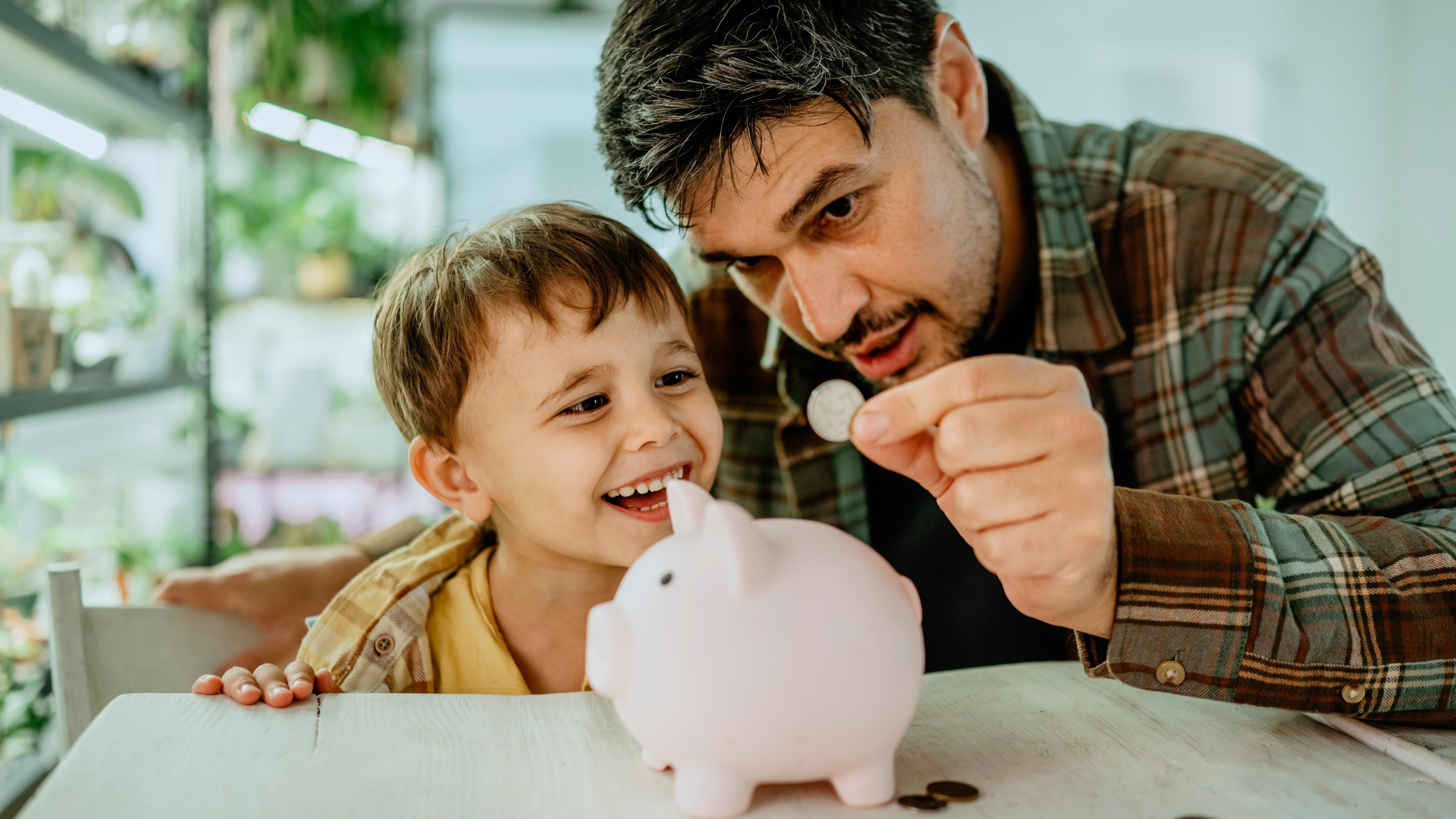 Vater lehrt Sohn, zu Hause Geld zu sparen.