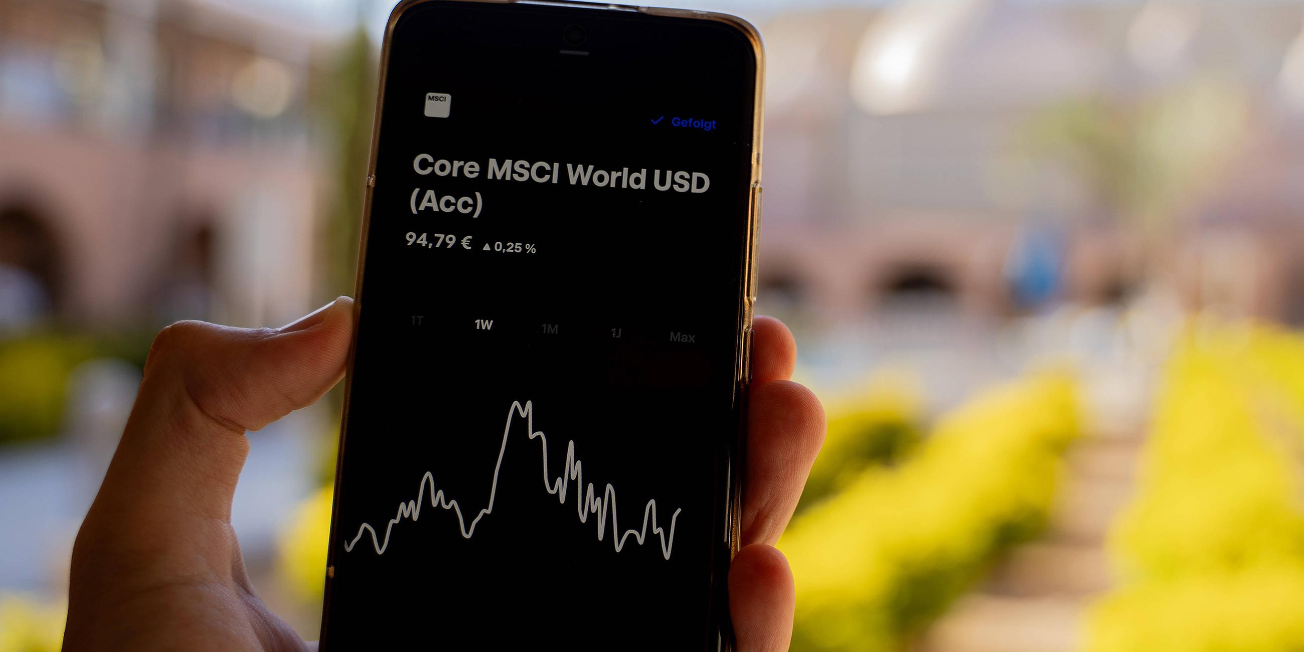 Kursentwicklung des ETF MSCI World auf dem Display eines Smartphones