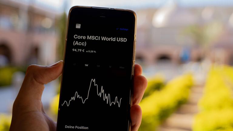 Kursentwicklung des ETF MSCI World auf dem Display eines Smartphones