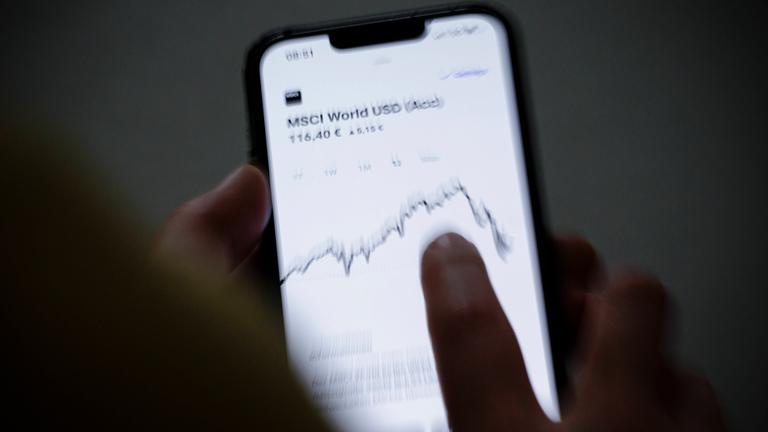 Der Kursverlauf des MSCI World wird in einem Neobroker auf einem Smartphone angezeigt.