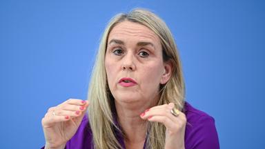 Judith Simon, stellvertretende Vorsitzende des Deutschen Ethikrates, spricht bei der Stellungnahme des Deutschen Ethikrates zur Ablehnung eines Social-Media-Verbots für Jugendliche.