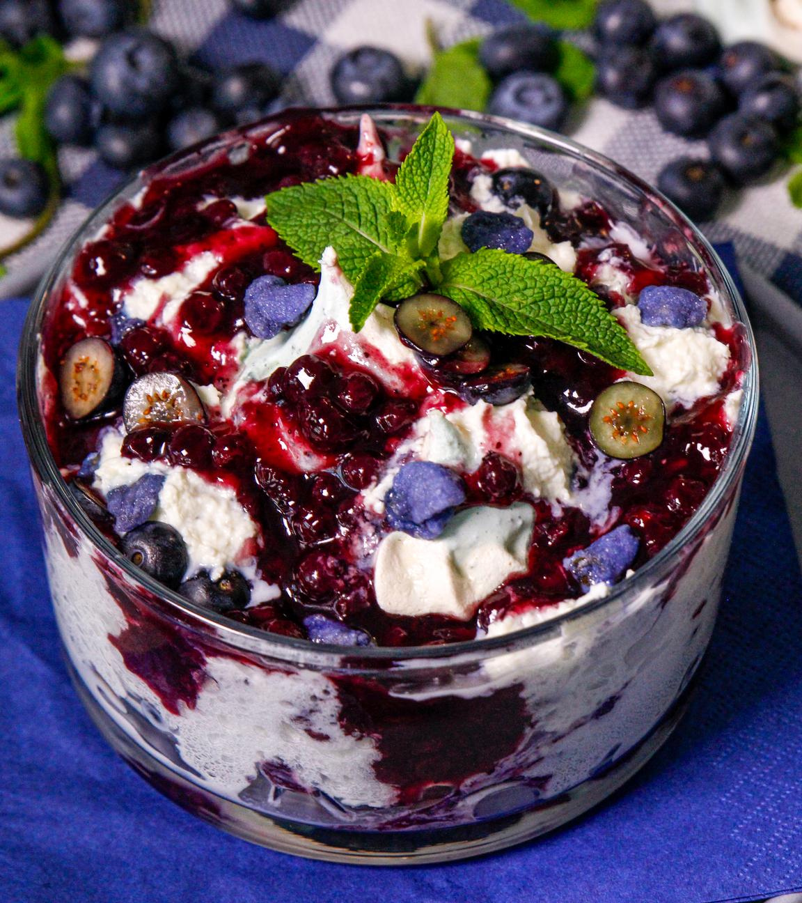 „Eton Mess“ mit Heidelbeeren 