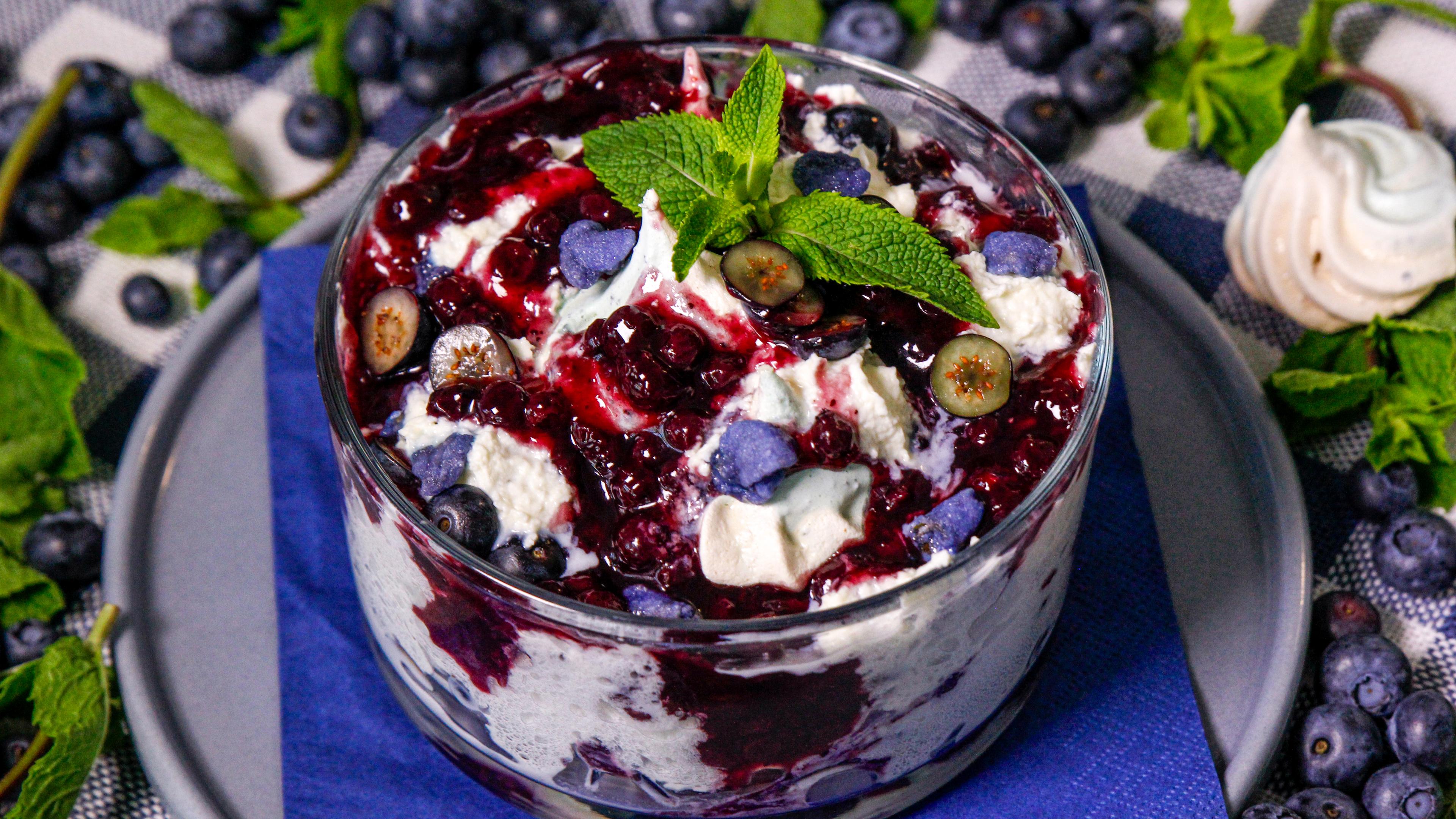 „Eton Mess“ mit Heidelbeeren 