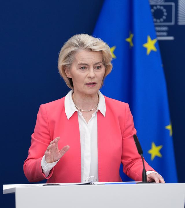 EU-Kommissionspräsidentin Ursula von der Leyen spricht im EU-Hauptquartier anlässlich der Vorstellung eines Berichts über die Sicherheit von Kindern im Internet.