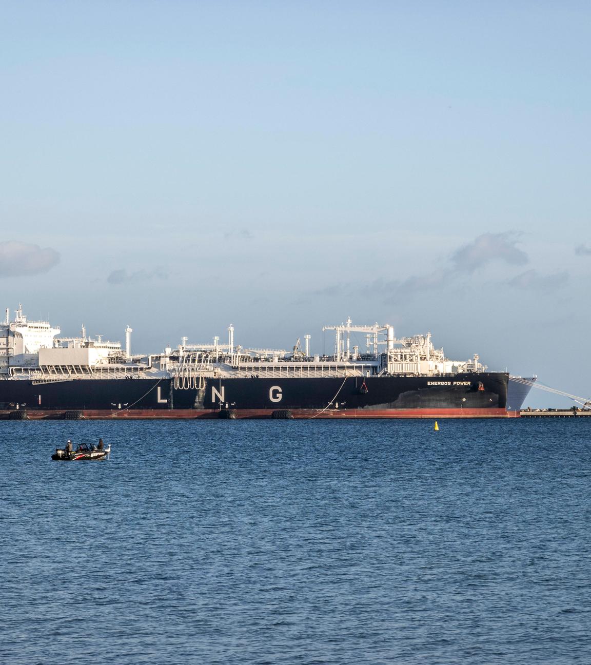 Im Hafen von Mukran bei Sassnitz auf der Ostseeinsel Rügen (Mecklenburg-Vorpommern) liegt seit Februar 2024 das Spezialschiff Energos Power.