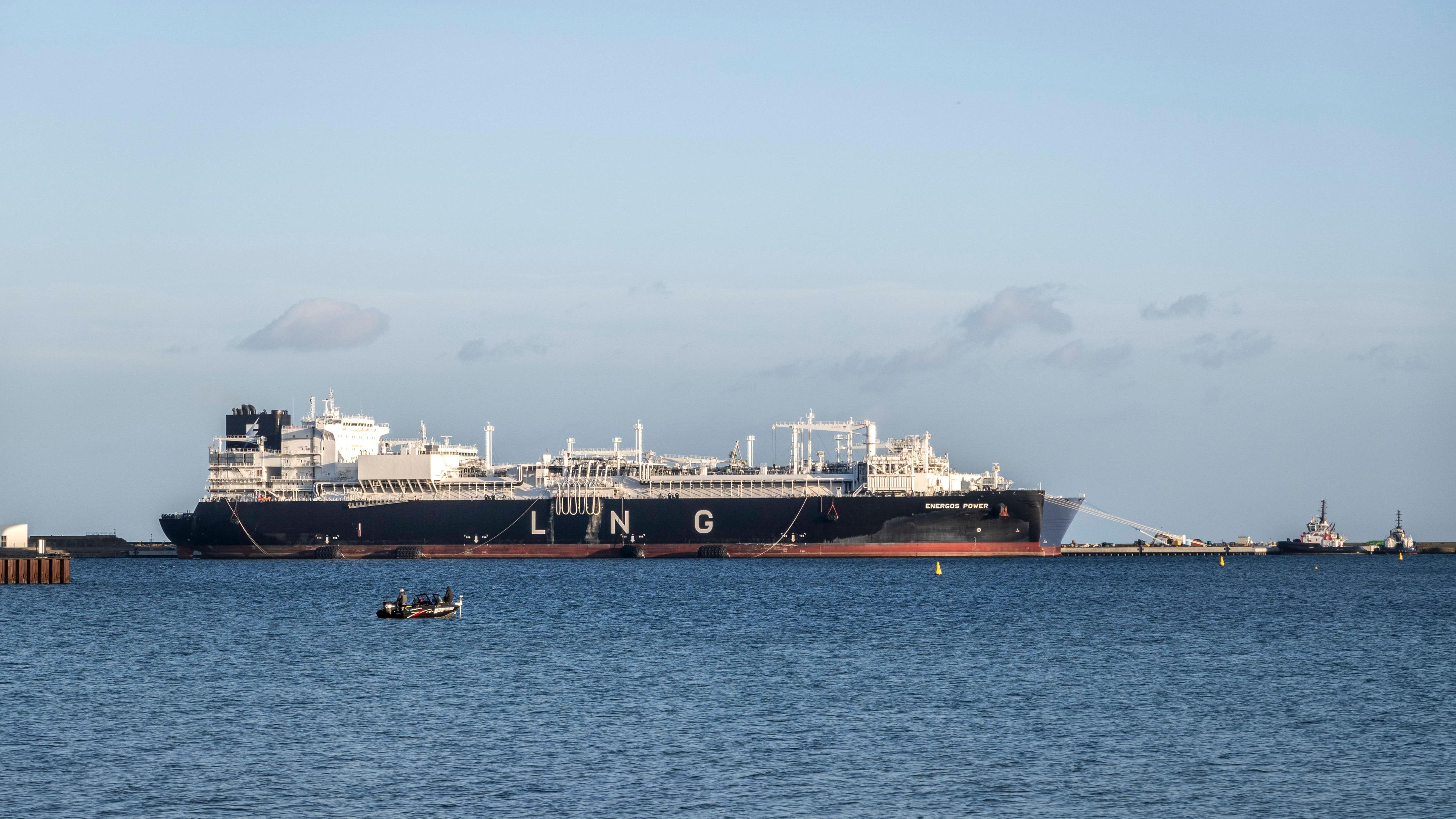 Im Hafen von Mukran bei Sassnitz auf der Ostseeinsel Rügen (Mecklenburg-Vorpommern) liegt seit Februar 2024 das Spezialschiff Energos Power.