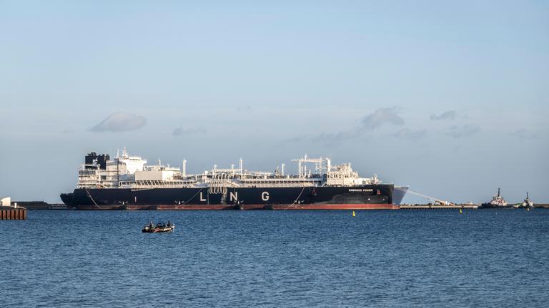 Im Hafen von Mukran bei Sassnitz auf der Ostseeinsel Rügen (Mecklenburg-Vorpommern) liegt seit Februar 2024 das Spezialschiff Energos Power.