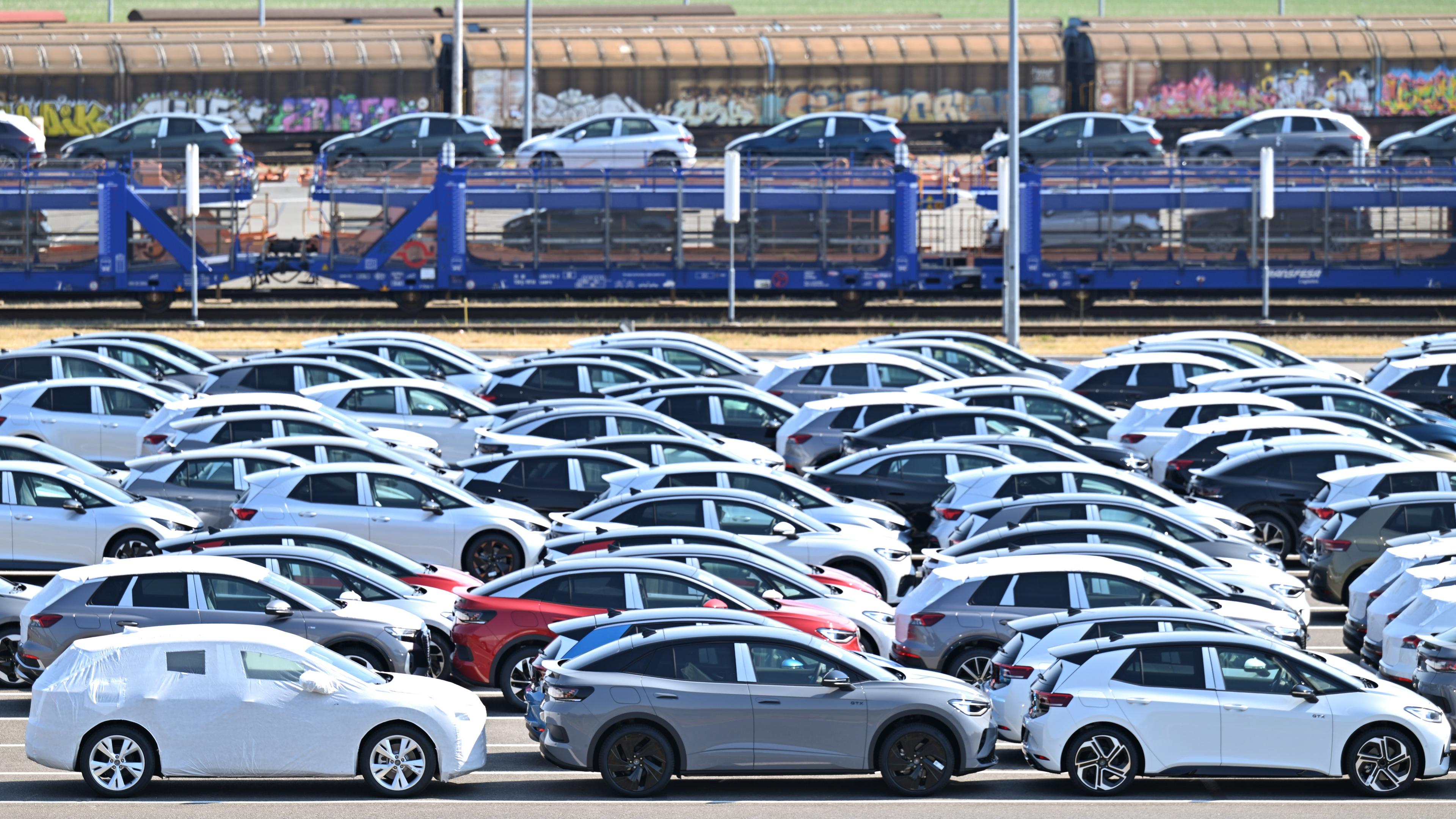 Sachsen, Zwickau: Neue Elektroautos der verschiedenen VW Konzernmarken parken auf einem Platz im Volkswagen Werk in Zwickau.