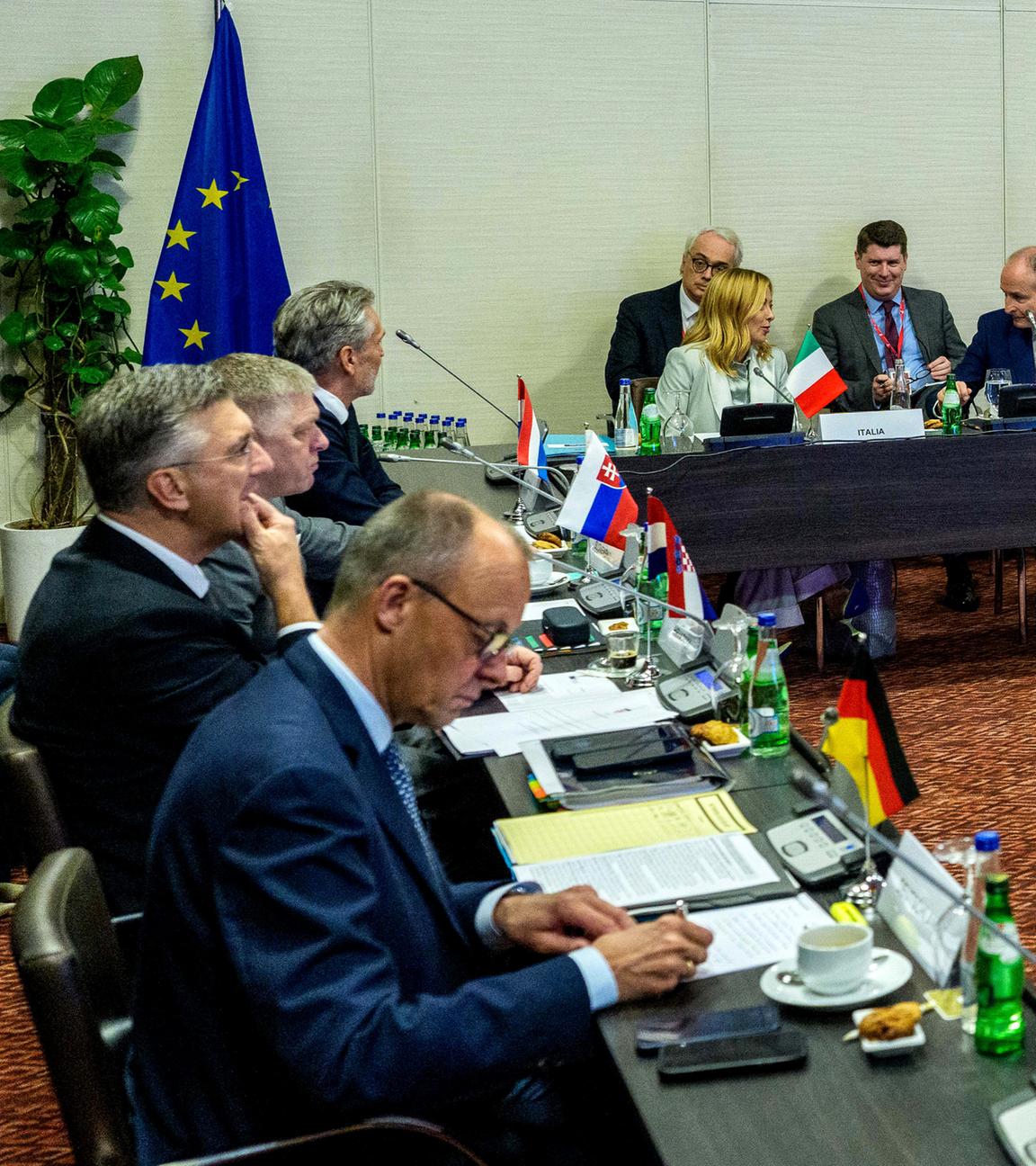 Angola, Luanda: Bundeskanzler Friedrich Merz (CDU, vorne l) nimmt an einem Vortreffen der EU-Regierungschefs vor dem EU-Afrika-Gipfel teil.