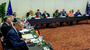 Angola, Luanda: Bundeskanzler Friedrich Merz (CDU, vorne l) nimmt an einem Vortreffen der EU-Regierungschefs vor dem EU-Afrika-Gipfel teil.