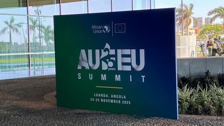 Ein Schild mit der Aufschrift "AU-EU Summit" ist vor dem 7. EU-Afrika-Gipfel in der angolanischen Hauptstadt zu sehen.