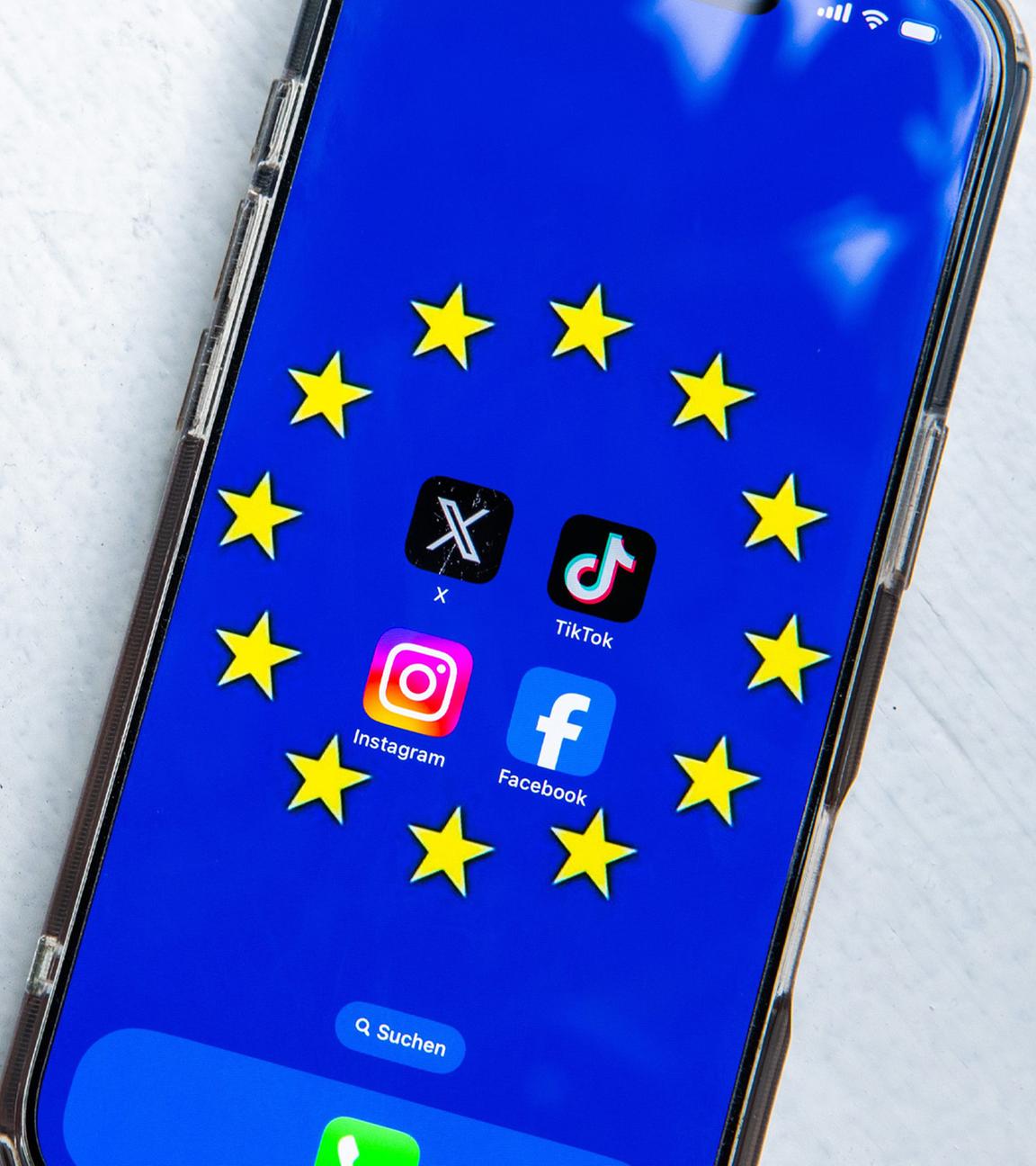 Die Logos von Facebook, Instagram, X und TikTok sind auf einem Smartphone zu sehen. (Archiv)