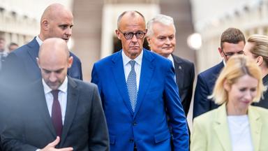 Bundeskanzler Friedrich Merz, EU-Außenbeauftragte Kaja Kallas und weitere Personen gehen zum Familienfoto beim Arktis-Gipfels.