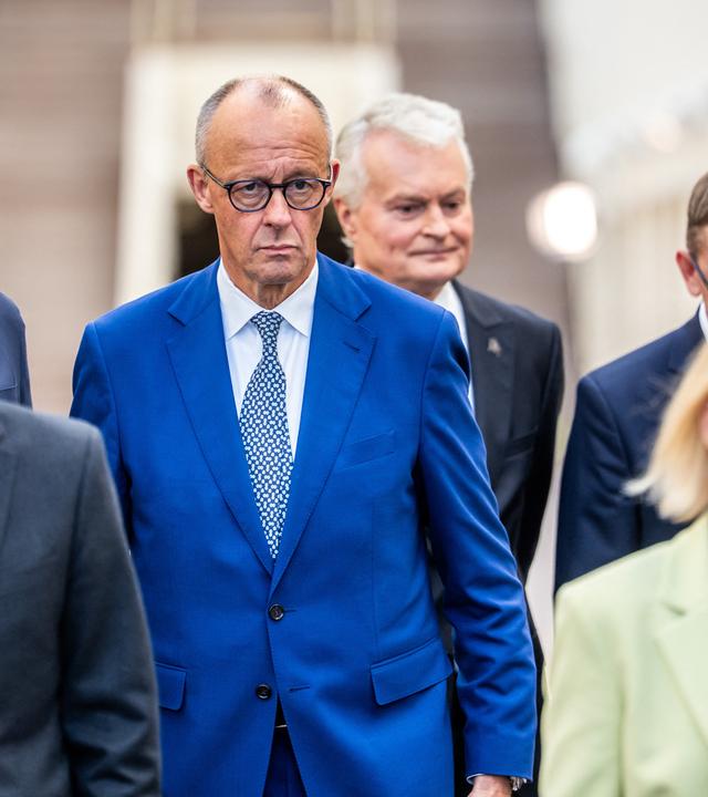 Bundeskanzler Friedrich Merz, EU-Außenbeauftragte Kaja Kallas und weitere Personen gehen zum Familienfoto beim Arktis-Gipfels.