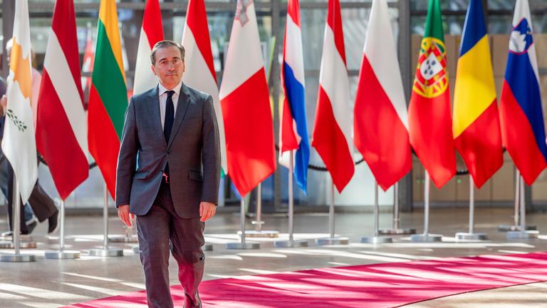 15.07.2025, Belgien, Brüssel: Der spanische Außenminister Jose Manuel Albares Bueno trifft zu einem Treffen der EU-Außenminister im EU-Ratsgebäude ein.