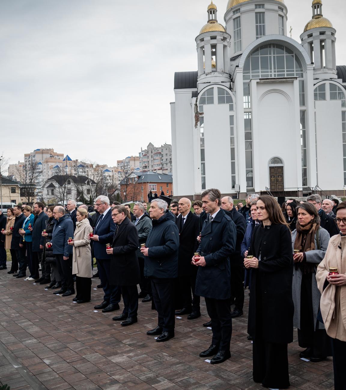 Europäische Diplomaten nehmen am 31. März 2026 an der Gedenkzeremonie für die zivilen Opfer der russischen Besatzung in Bucha, Ukraine, teil.