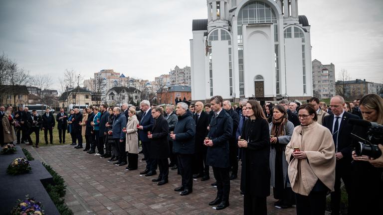 Europäische Diplomaten nehmen am 31. März 2026 an der Gedenkzeremonie für die zivilen Opfer der russischen Besatzung in Bucha, Ukraine, teil.