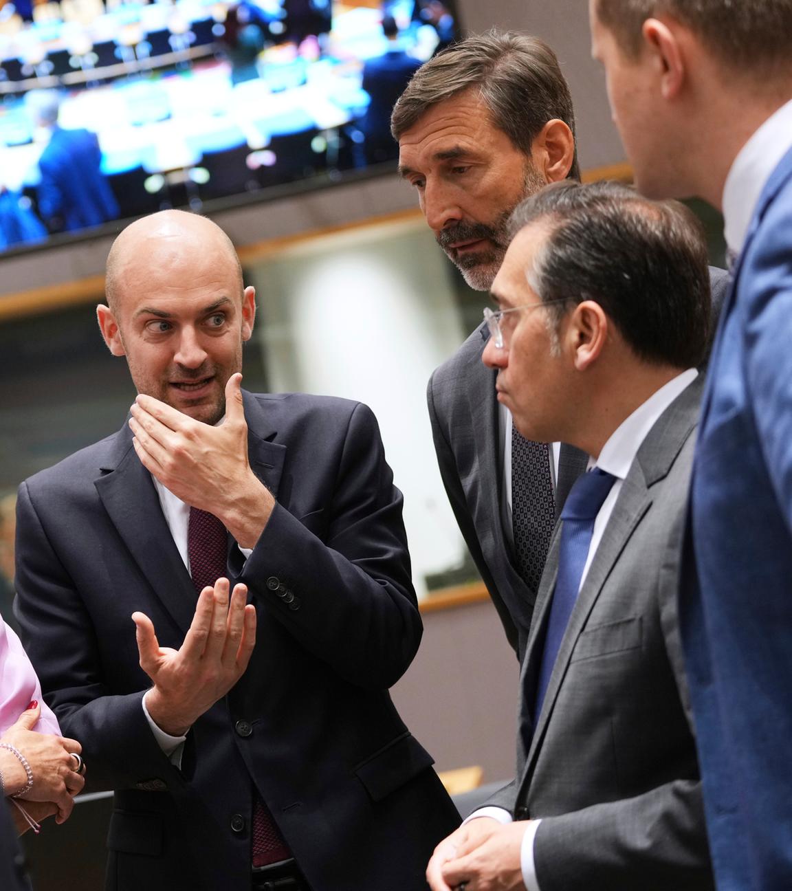 Der französische Außenminister Jean-Noel Barrot (M) spricht mit (von links) dem maltesischen Außenminister Ian Borg, der slowenischen Außenministerin Tanja Fajon, dem slowakischen Außenminister Juraj Blanar und dem spanischen Außenminister Jose Manuel Albares Bueno während eines Treffens der EU-Außenminister im Gebäude des Europäischen Rates in Brüssel.