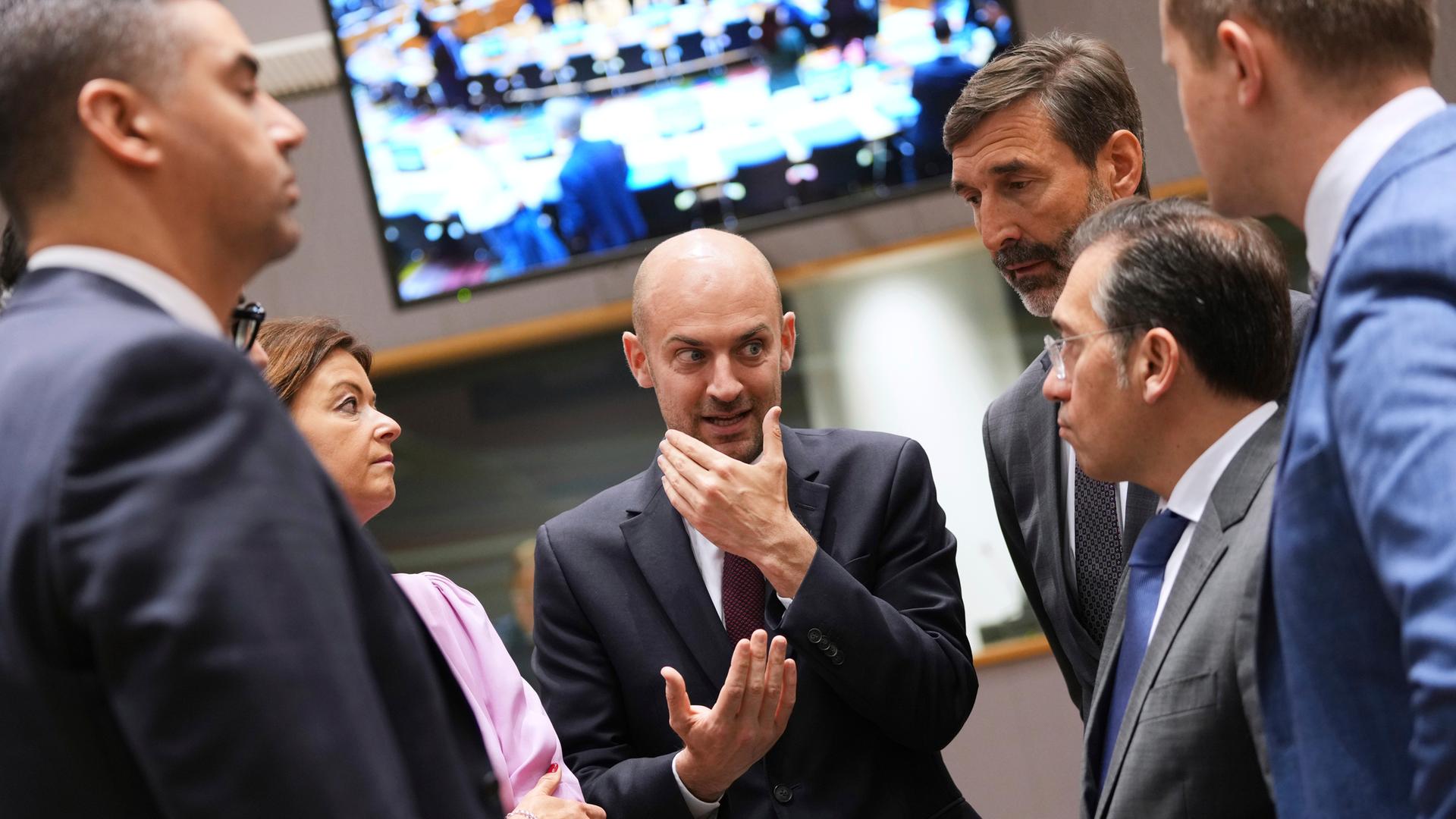 Der französische Außenminister Jean-Noel Barrot (M) spricht mit (von links) dem maltesischen Außenminister Ian Borg, der slowenischen Außenministerin Tanja Fajon, dem slowakischen Außenminister Juraj Blanar und dem spanischen Außenminister Jose Manuel Albares Bueno während eines Treffens der EU-Außenminister im Gebäude des Europäischen Rates in Brüssel.