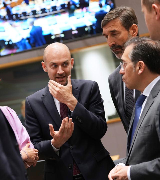 Der französische Außenminister Jean-Noel Barrot (M) spricht mit (von links) dem maltesischen Außenminister Ian Borg, der slowenischen Außenministerin Tanja Fajon, dem slowakischen Außenminister Juraj Blanar und dem spanischen Außenminister Jose Manuel Albares Bueno während eines Treffens der EU-Außenminister im Gebäude des Europäischen Rates in Brüssel.