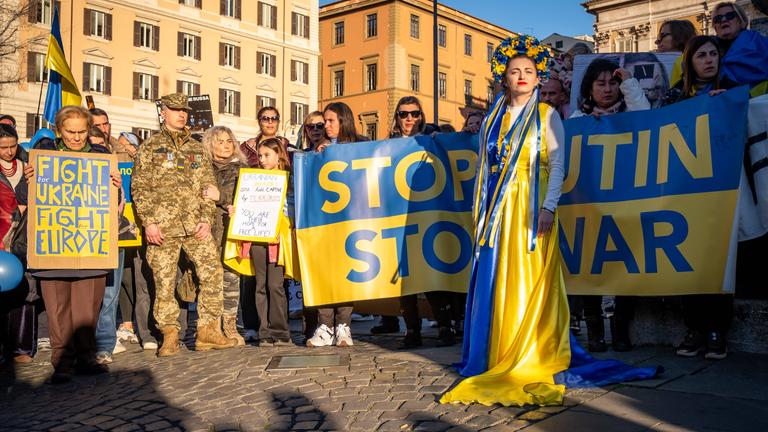 In Rom protestieren Menschen zum Anlass des 4. Jahrestags des Ukraine-Kriegs.