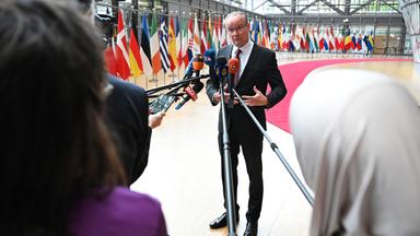 Belgien, Brüssel: Gunther Krichbaum, Staatsminister im Auswärtigen Amt, spricht zur Journalisten im Gebäude des European Council (Europäischer Rat).